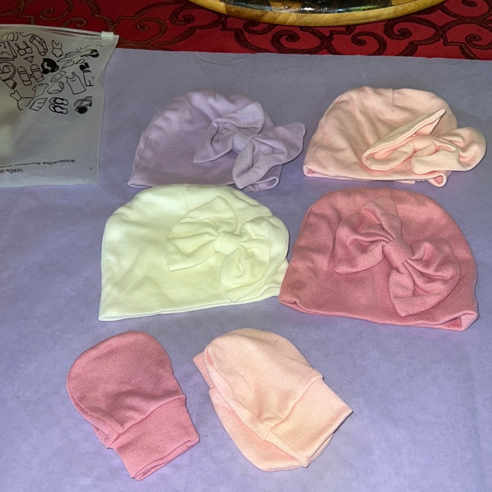 Caps and mittens for newborn 👶